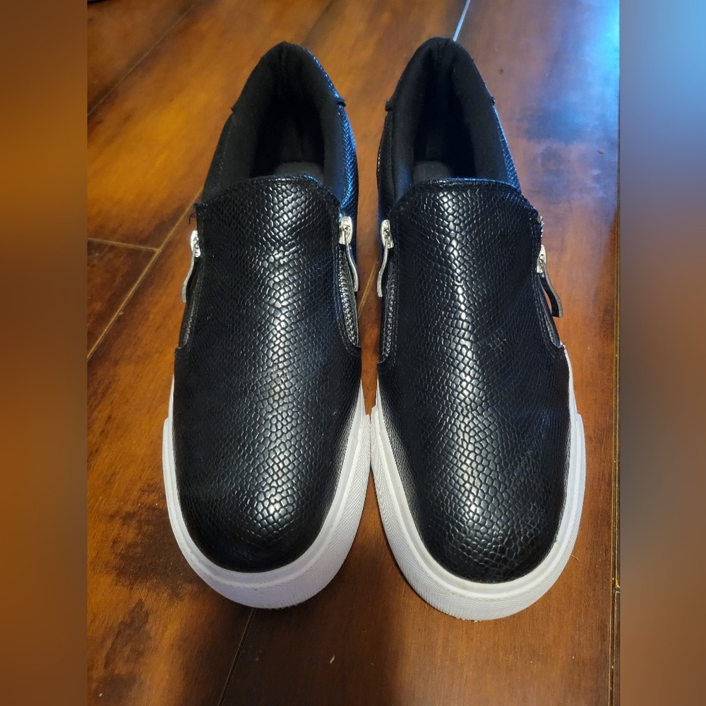 Platform womens shoes. Size 7.5 black and white with zippers. Like NEW!